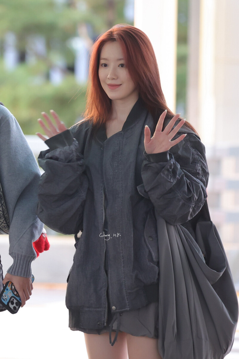 241029 (G)I-DLE Shuhua at Incheon International Airport documents 7