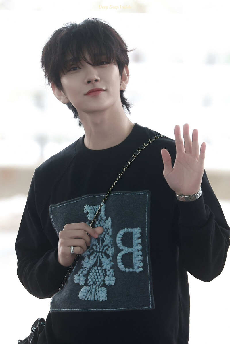 240222 SEVENTEEN Joshua at Incheon International Airport documents 5