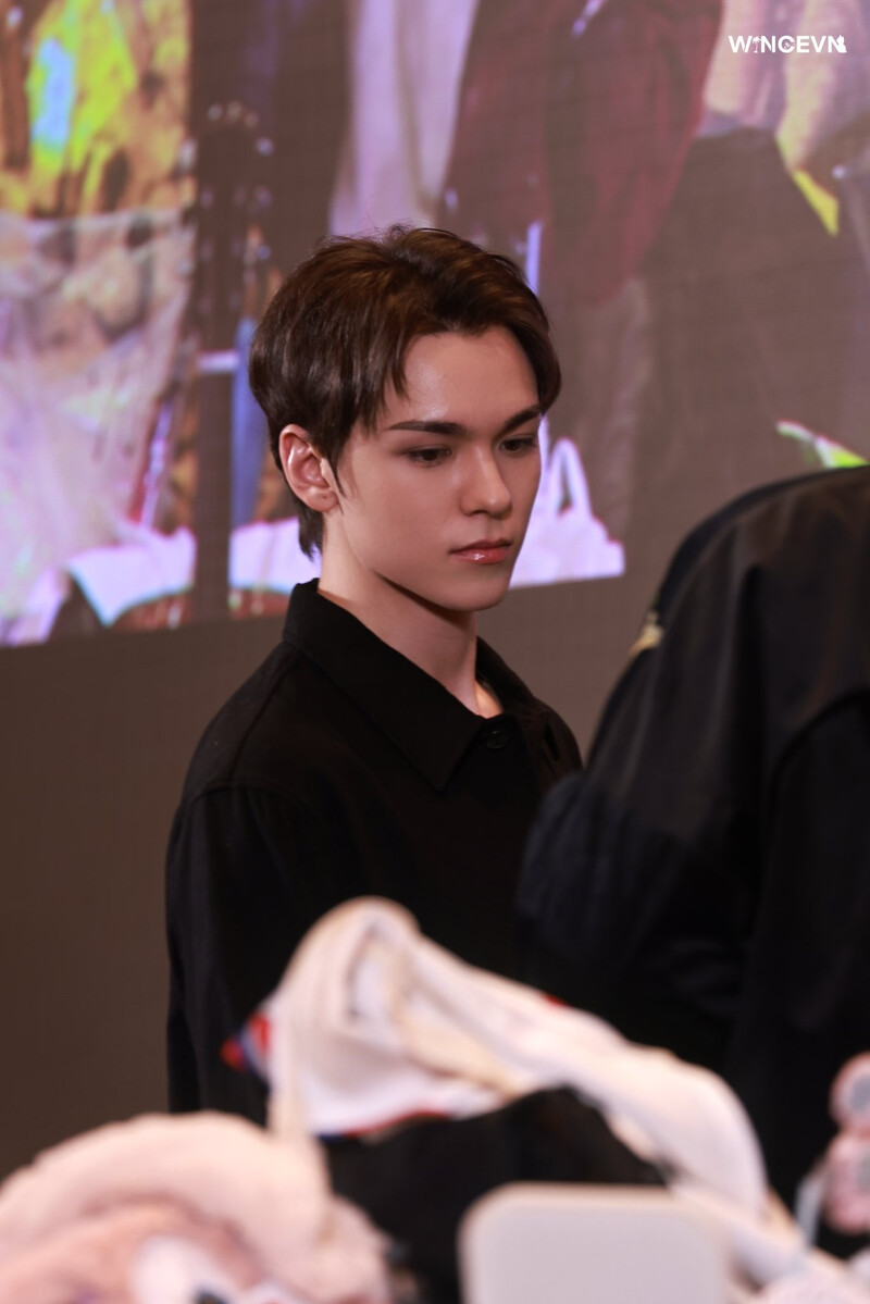 241229 SEVENTEEN Vernon - Yiziyhu Fansign Event in Shanghai documents 21