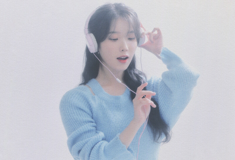 IU - 5th Official ‘UAENA’ Fanclub Kit [SCANS] documents 1