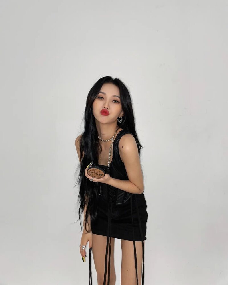 220826 (G)I-DLE Soyeon Instagram Update documents 1