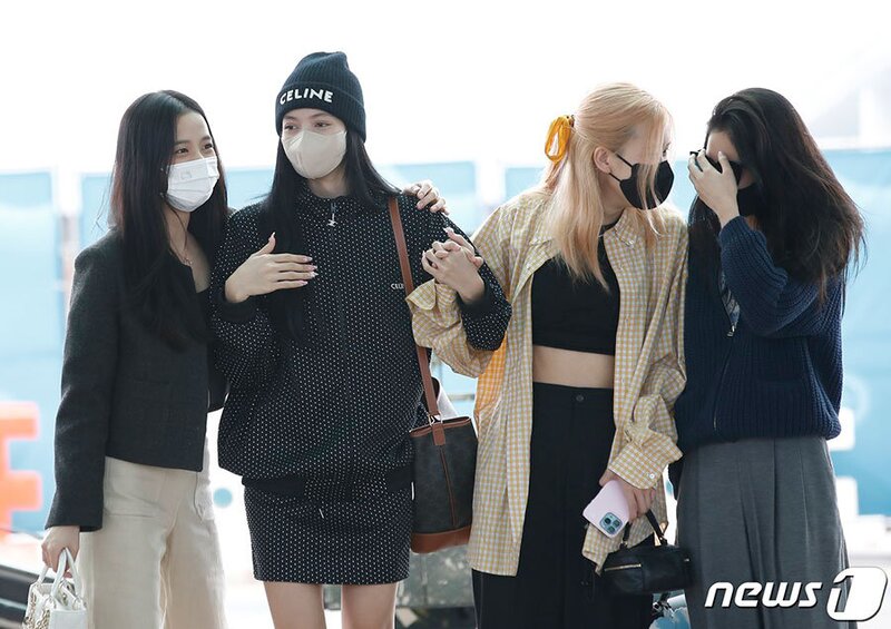 220916 BLACKPINK at the Incheon International Airport documents 3