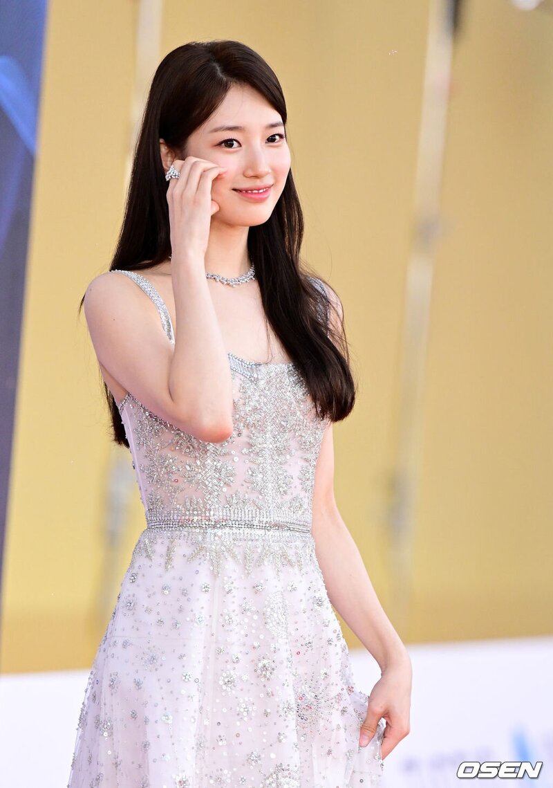 230719 Suzy at the 2nd Blue Dragon Series Awards Red Carpet documents 2