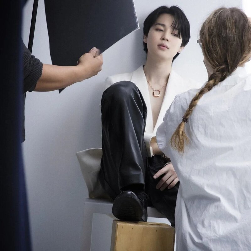 230804 Elle Singapore Update - BTS Jimin - Tiffany & Co. ‘Lock Collection’ Behind documents 2