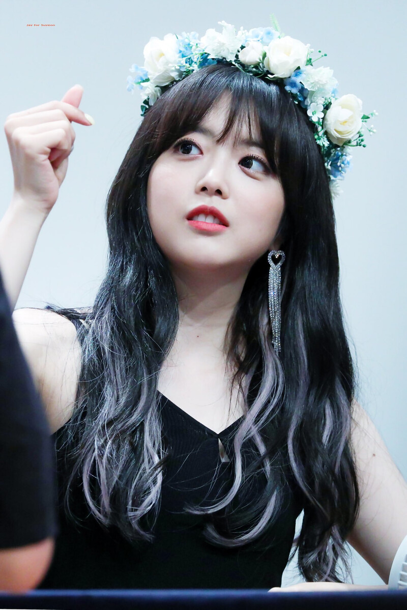 190817 Weki Meki Suyeon at 'WEEK END LOL' Shim Seok Hall Fansign documents 1