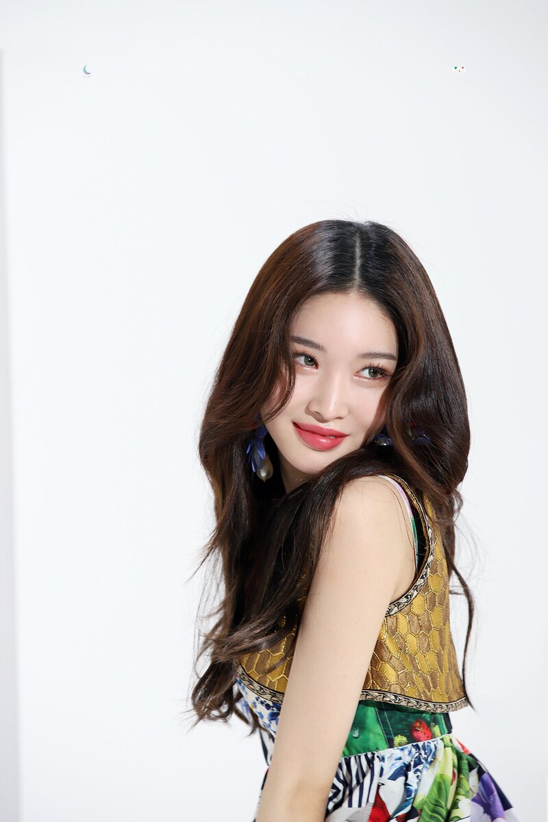 210526 MNH Naver Post - Chungha's Harpers Bazaar May Issue Photoshoot Behind documents 13