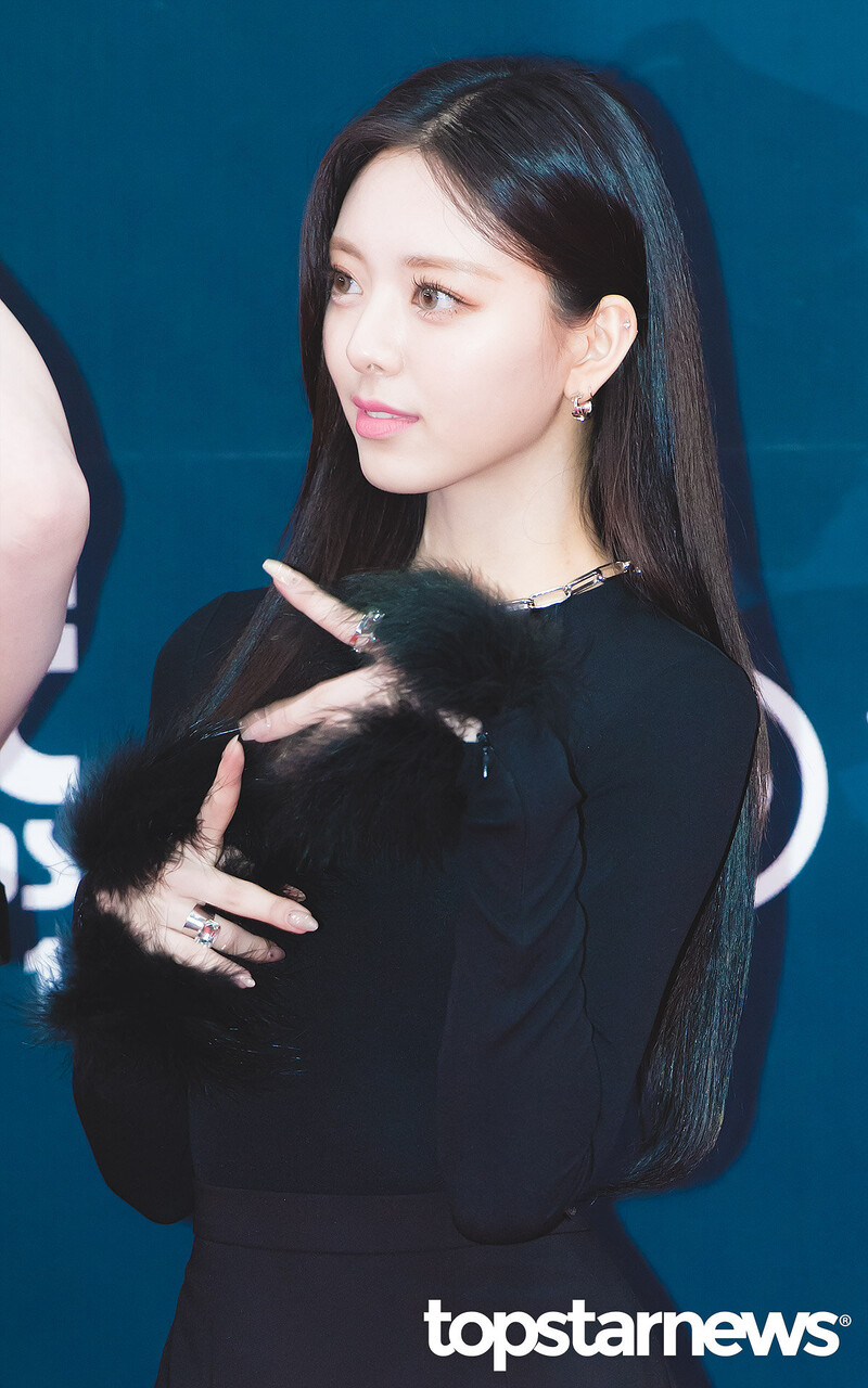 211211 ITZY Yuna at MAMA 2021 Red Carpet documents 5