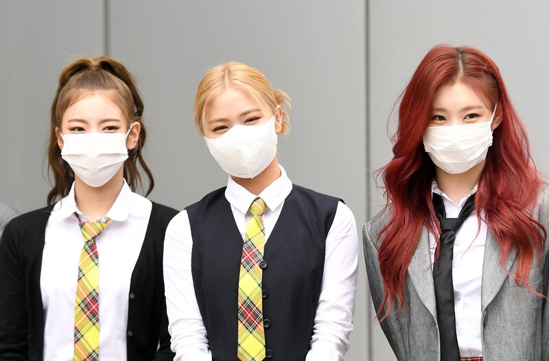210422 ITZY on their way to film Knowing Brothers documents 13