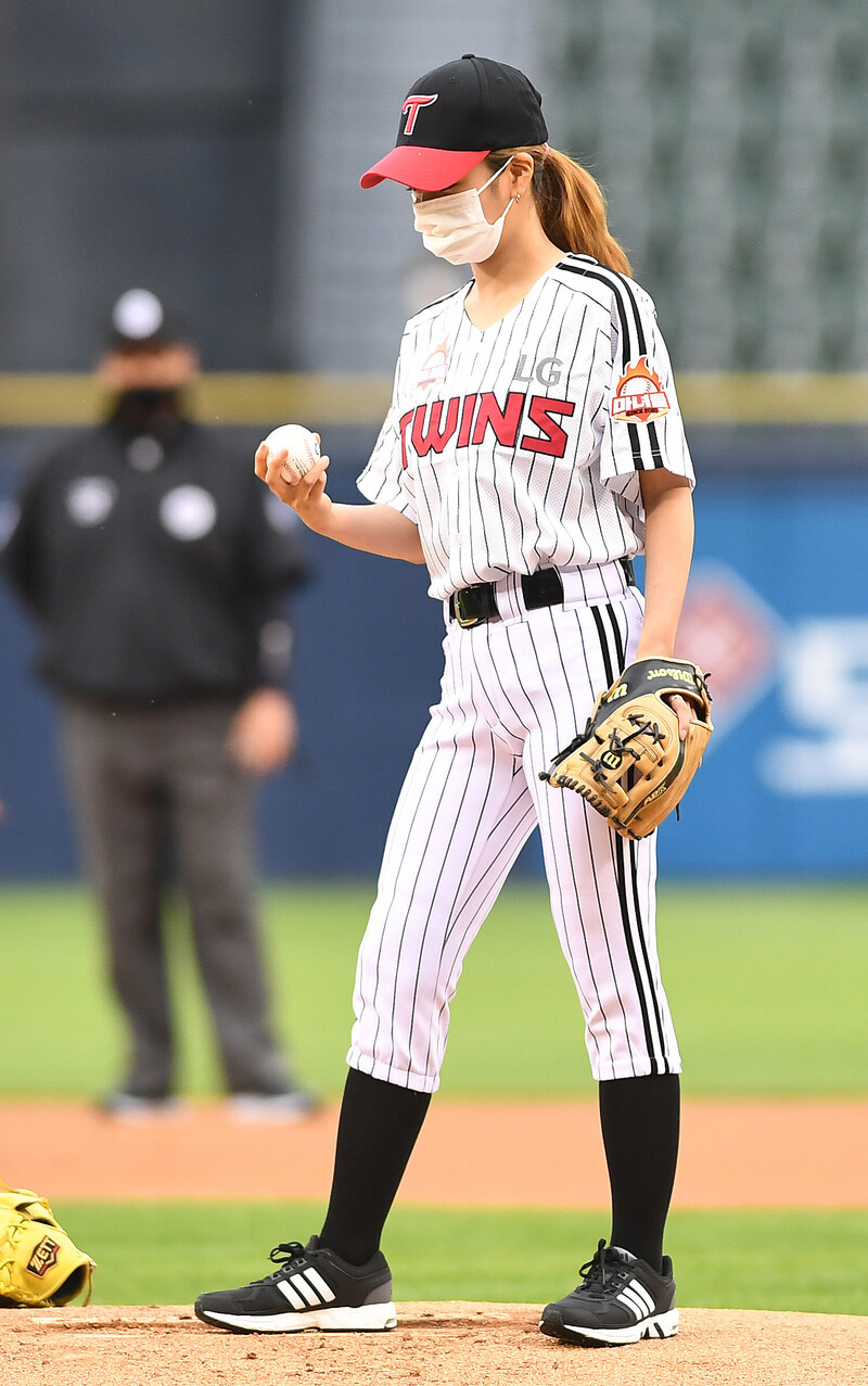 210529 Apink Bomi - LG Twins 1st Pitch documents 8