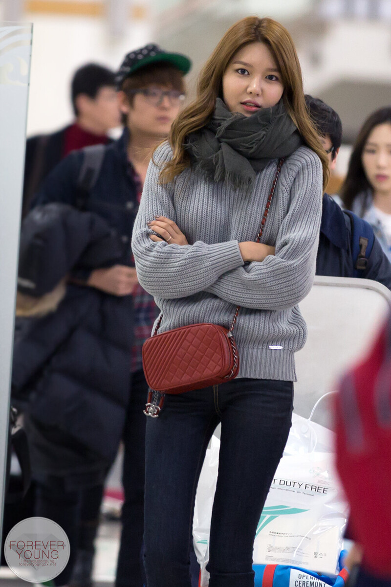 150307 Girls' Generation Sooyoung at Gimpo Airport documents 1