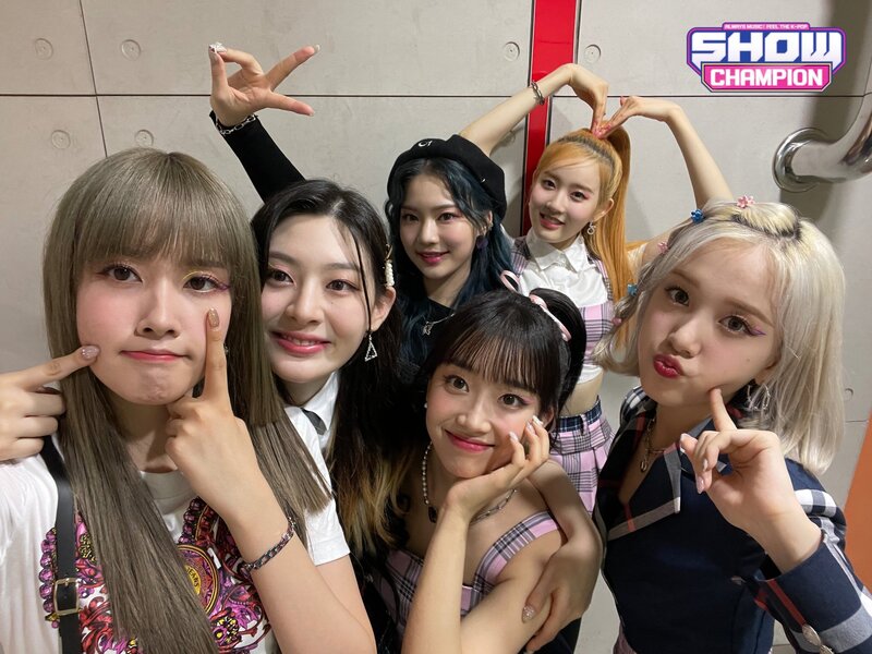 210929 STAYC SNS Update at Show Champion | kpopping