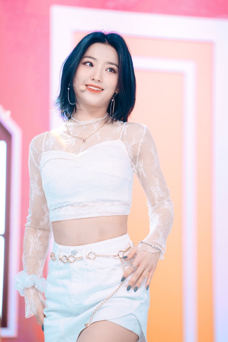 220123 fromis_9 Saerom - 'DM' at Inkigayo documents 7
