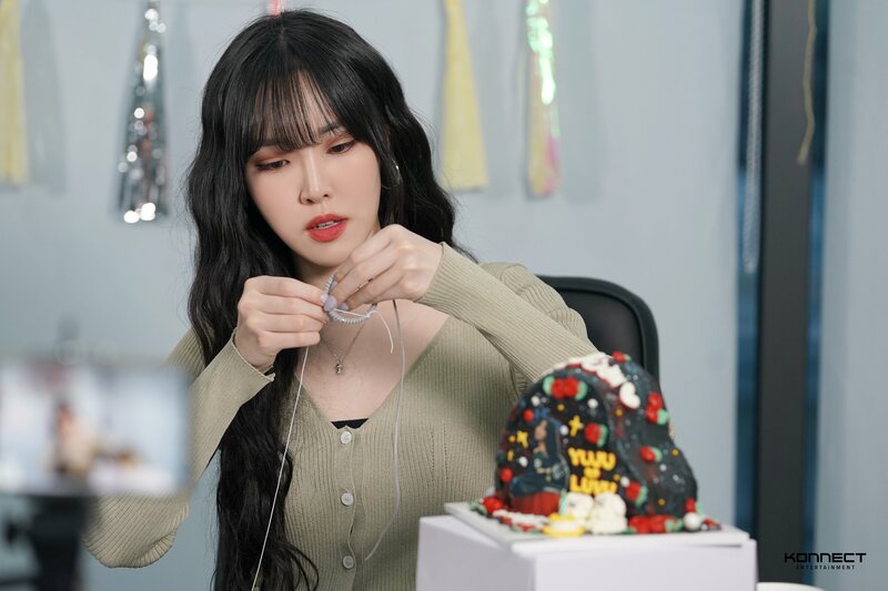 220511 Konnect Entertainment - Yuju at 100th Day Celebration Behind the Scenes documents 8