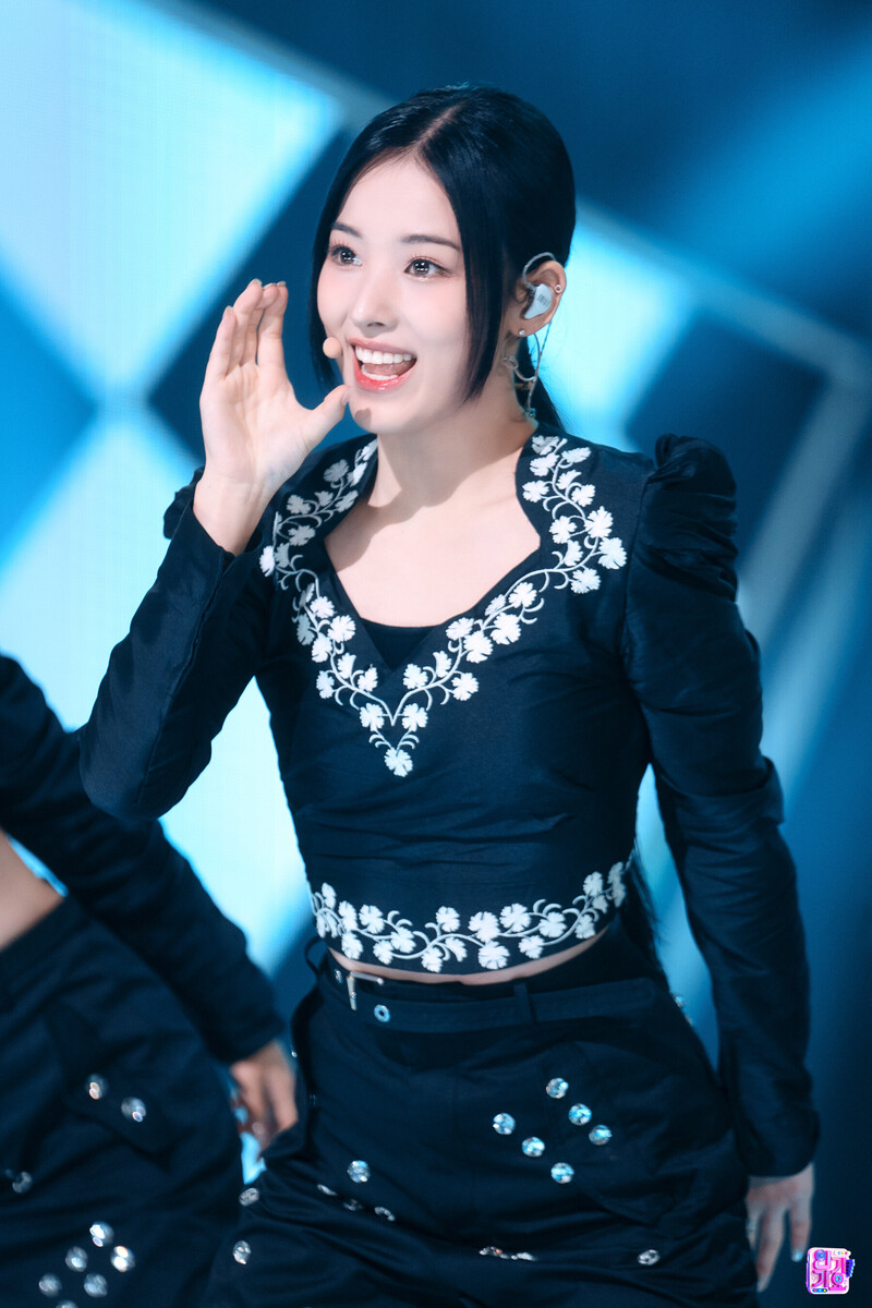 221009 NMIXX Jinni - 'DICE' at Inkigayo documents 5