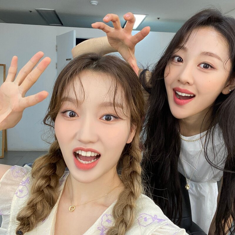 210911 LOONA Twitter Update - Go Won & Yves documents 2
