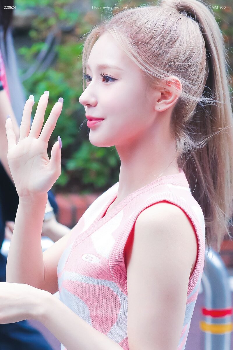 220624 (G)I-DLE Miyeon - Music Bank Commute documents 4