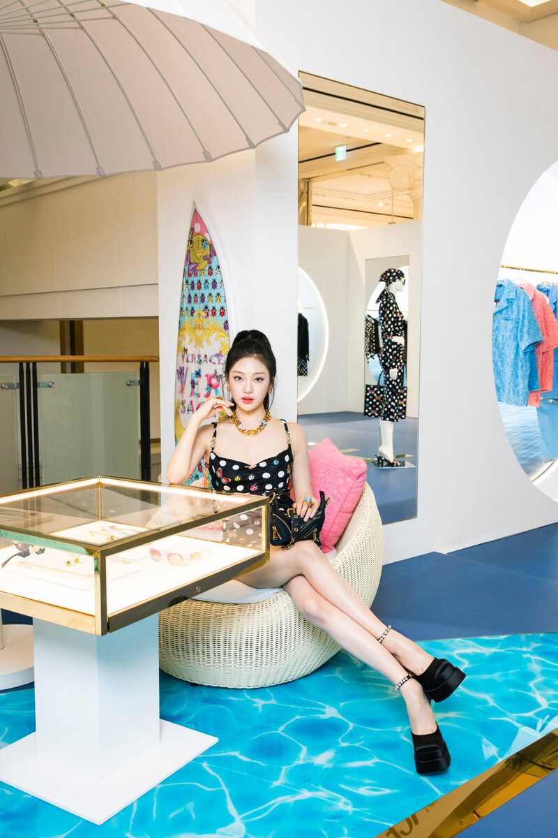 230712 aespa Twitter Update - NingNing at Versace La Vacanza documents 2