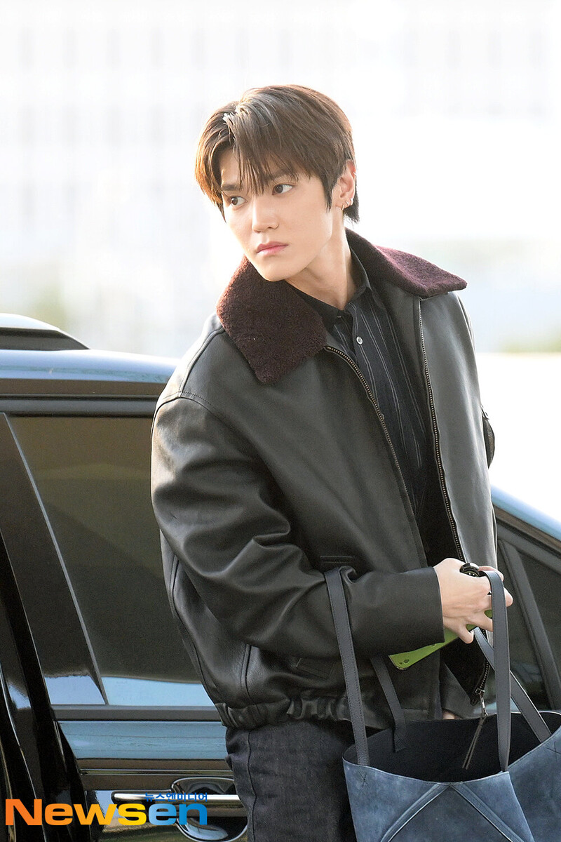 231207 NCT Taeyong at Incheon International Airport documents 3