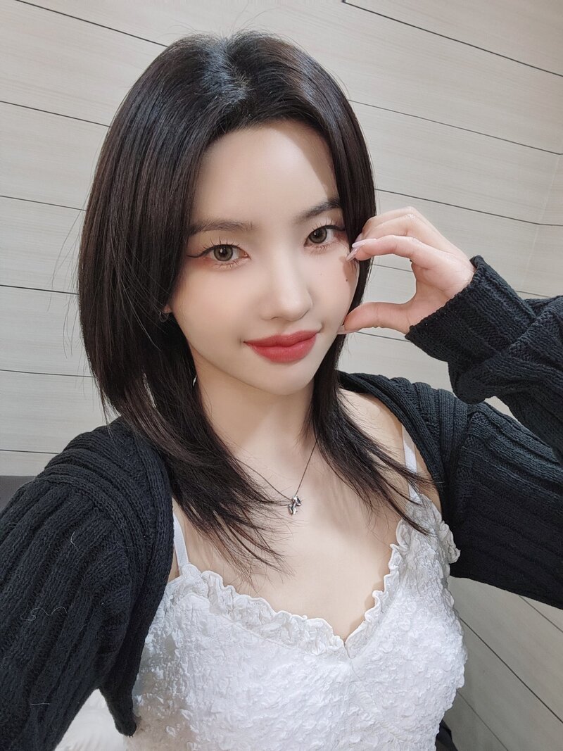 240130 - (G)I-DLE Twitter Update with SOYEON - Lee Mujin Service documents 1