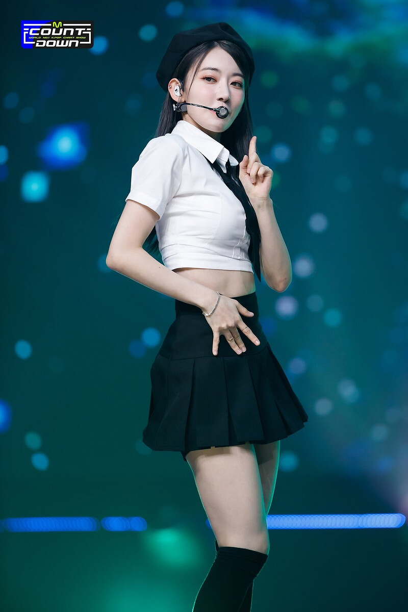 220505 LE SSERAFIM's Sakura - 'Fearless' and 'Bue Flame' at M Countdown documents 13