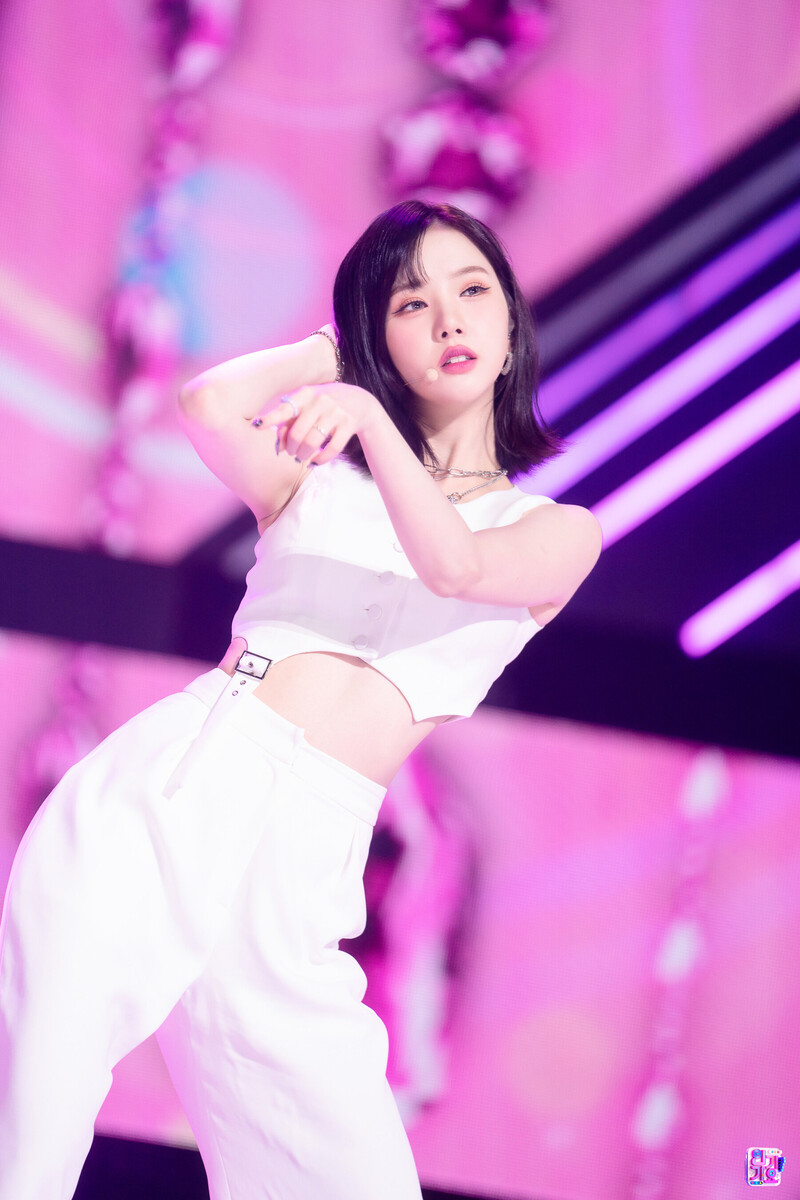 230212 VIVIZ Eunha 'PULL UP' at Inkigayo documents 4