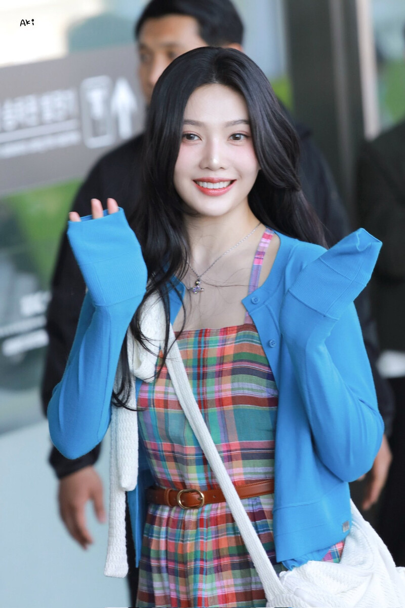 240510 Red Velvet Joy at Gimpo International Airport documents 4