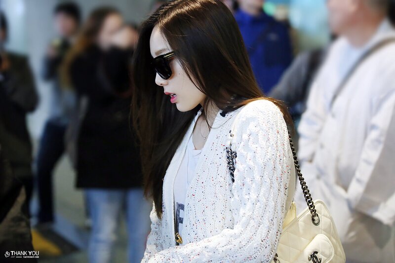 150330 Girls' Generation Taeyeon at Incheon Airport documents 1