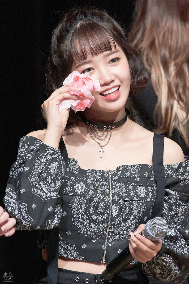 181020 Weki Meki Yoojung at 'KISS, KICKS' Fansign documents 1