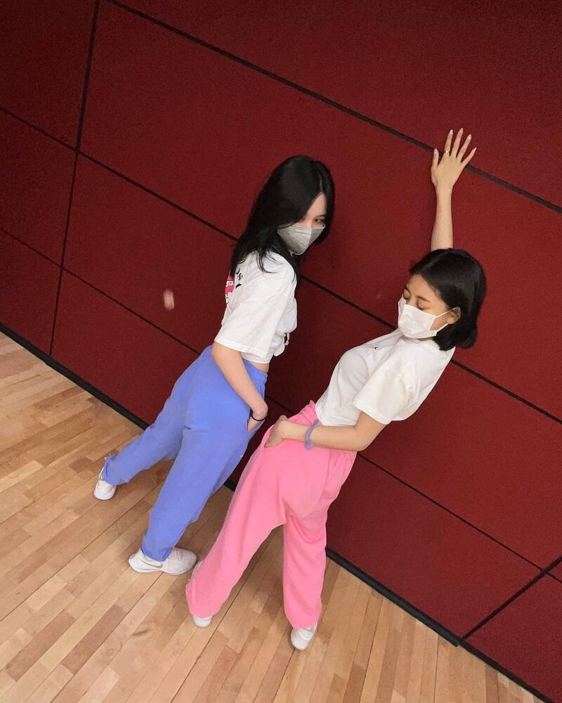 220607 TWICE Instagram Update - Jihyo and Mina documents 2