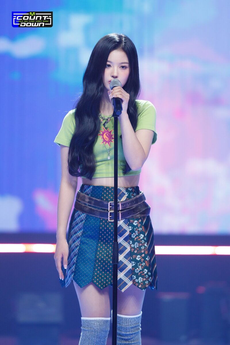 220922 NMIXX Sullyoon - 'DICE' & 'COOL (Your rainbow)' at M COUNTDOWN ...