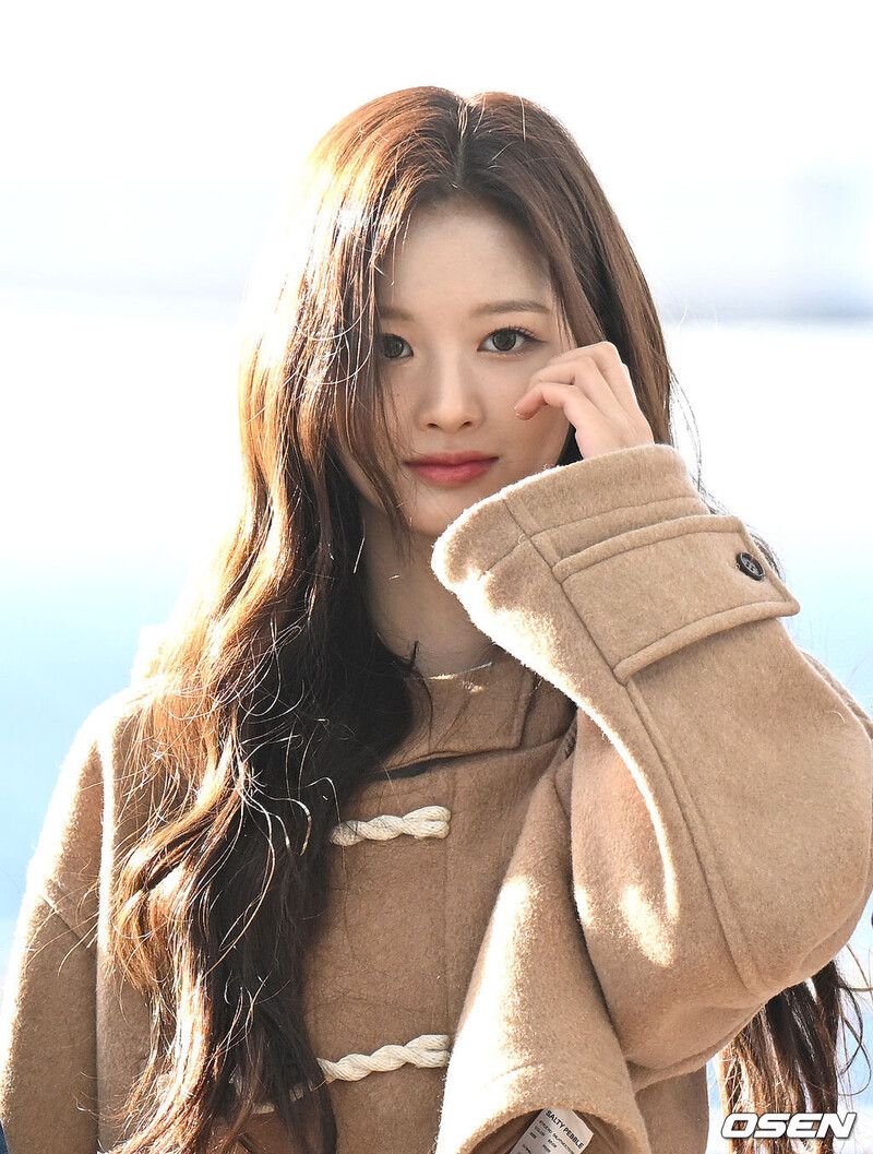 221127 NMIXX Sullyoon at Incheon International Airport documents 1