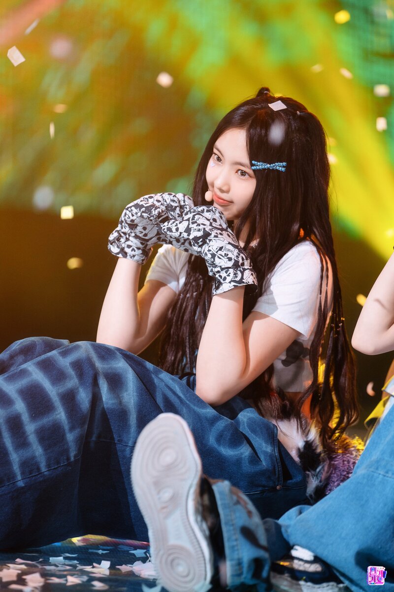 230129 NewJeans Hyein 'OMG' at Inkigayo documents 2