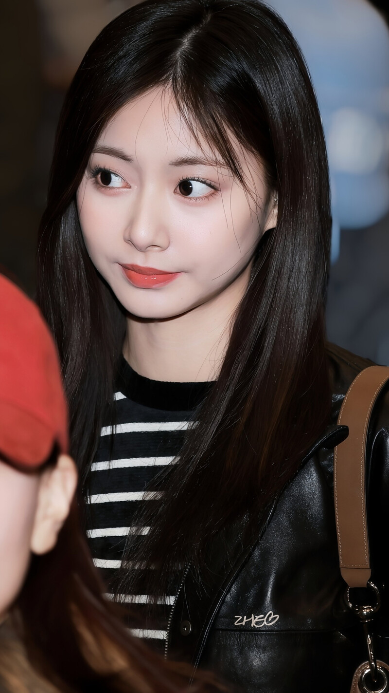 241228 TWICE Tzuyu at Gimpo International Airport documents 7