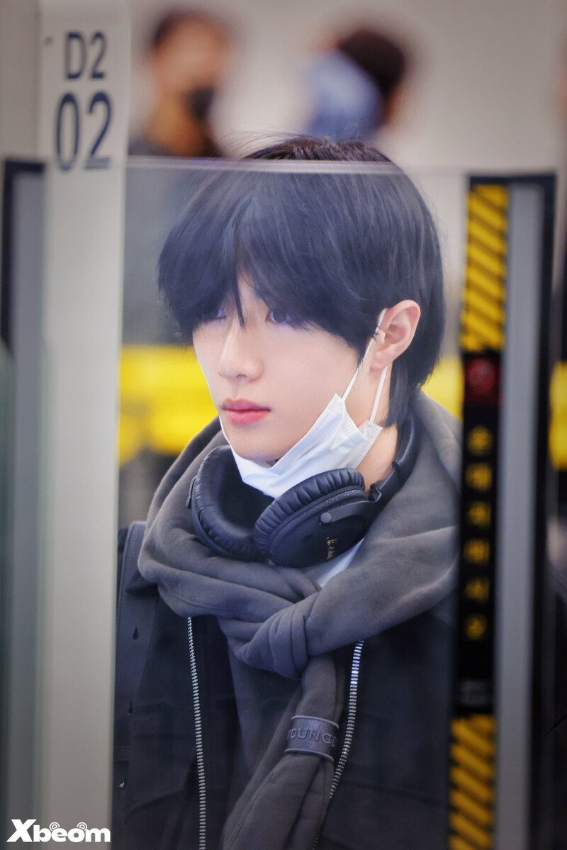 250103 TXT Beomgyu at Incheon Airport documents 9