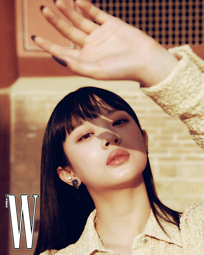 NewJeans HANNI for W Korea x GUCCI Vol. 07 Issue 2023 documents 4