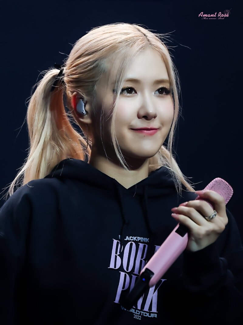 221130 BLACKPINK Rosé - 'BORN PINK' Concert in London Day 1 documents 3