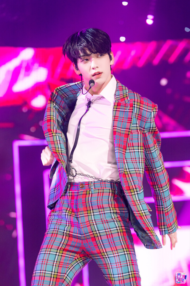 231029 TXT Soobin - 'Chasing That Feeling' at Inkigayo documents 2