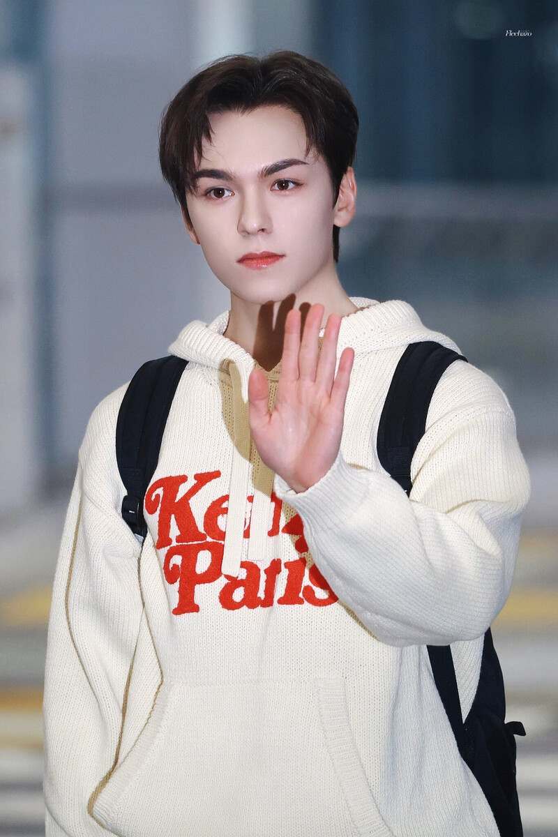 240111 SEVENTEEN Vernon at Incheon International Airport documents 2