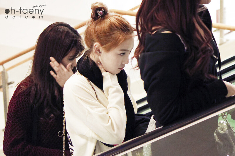 130302 Girls' Generation Taeyeon at Gimpo Airport documents 1