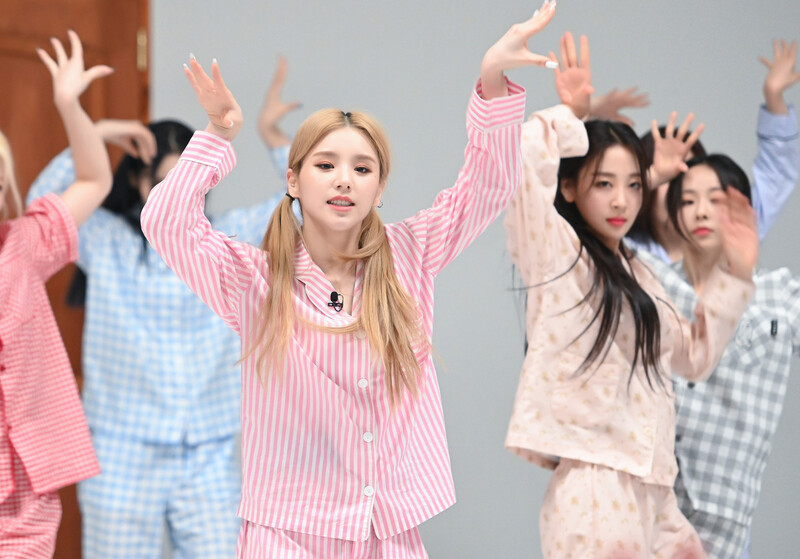 210707 LOONA - 'Silence of Idol' Behind Photos by Osen documents 14