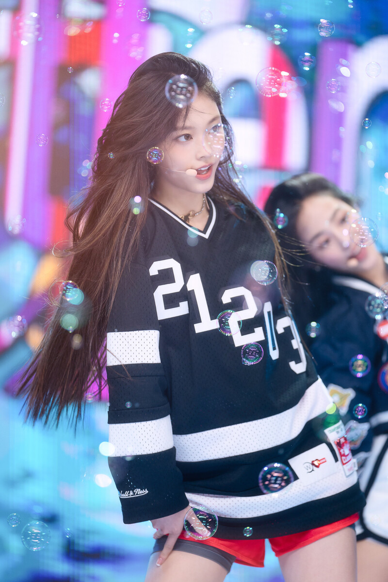 220807 NewJeans Haerin 'Attention' at Inkigayo documents 11