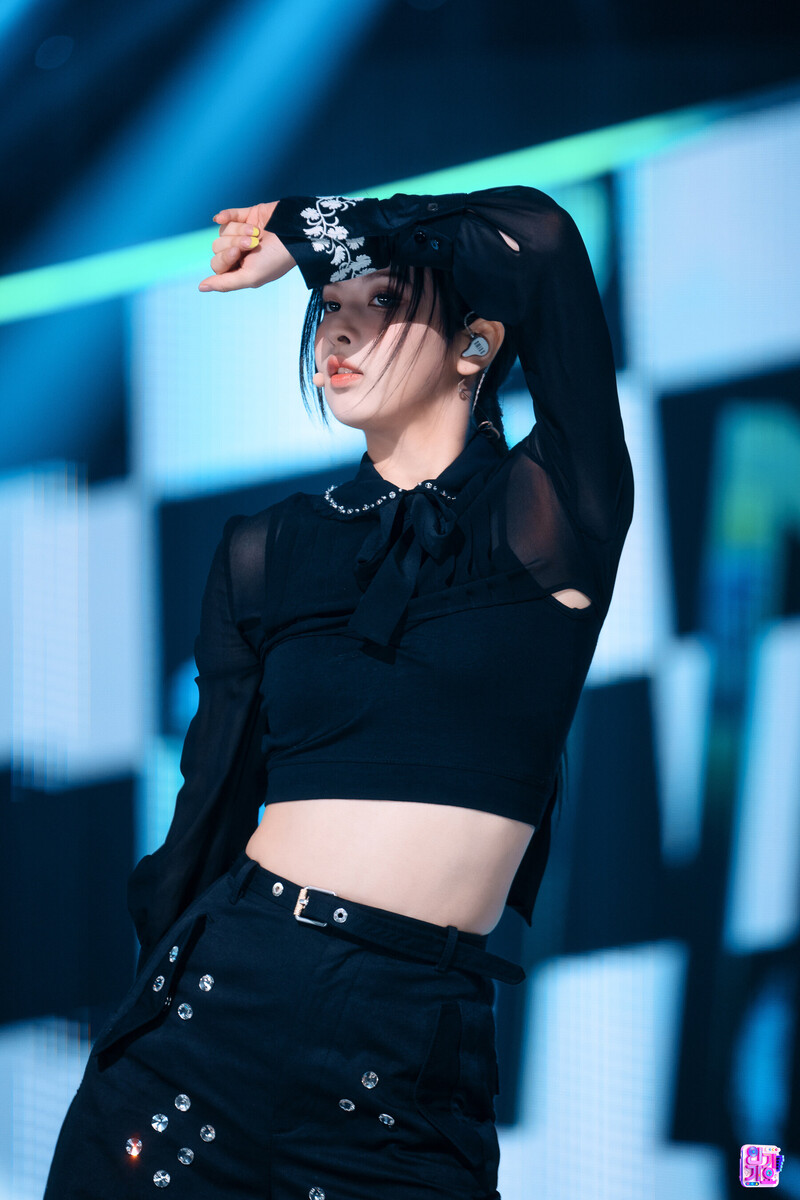 221009 NMIXX Bae - 'DICE' at Inkigayo documents 4