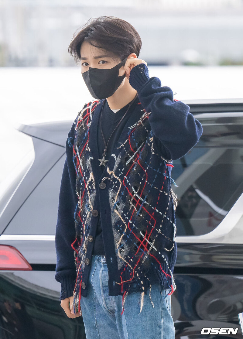 230927 TREASURE Doyoung at Incheon International Airport documents 1