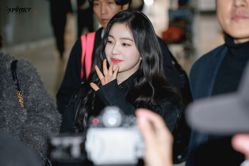 241227 Red Velvet Irene at Incheon Airport documents 2