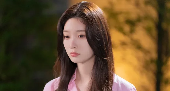 Jung Chaeyeon Rushed to the Hospital After Falling Down the Stairs During "Golden Spoon" Filming