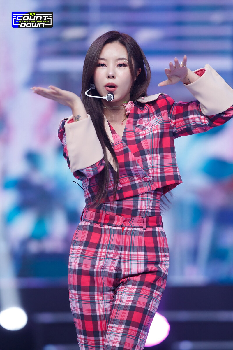 220127 Whee In - 'Make Me Happy' at M COUNTDOWN documents 12