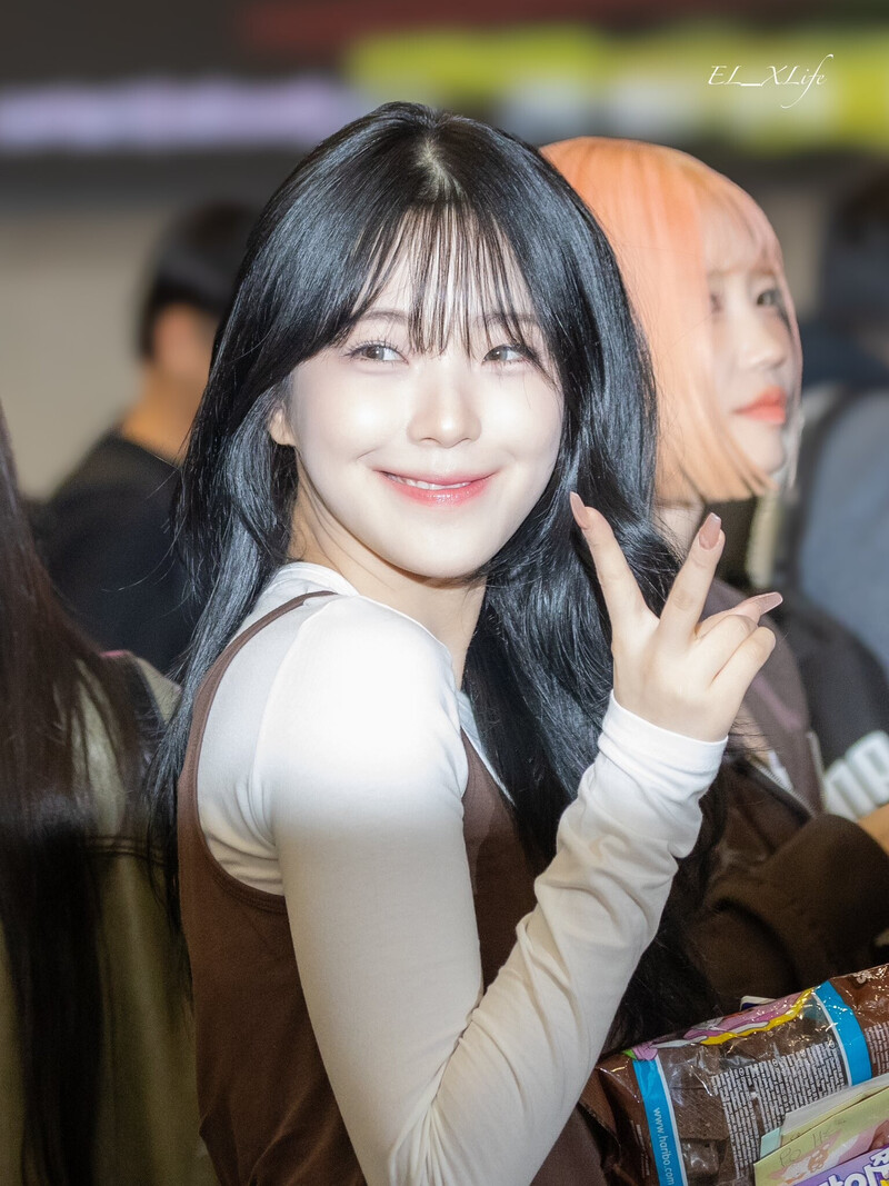 241109 fromis_9 Jiheon at Gimpo International Airport documents 4