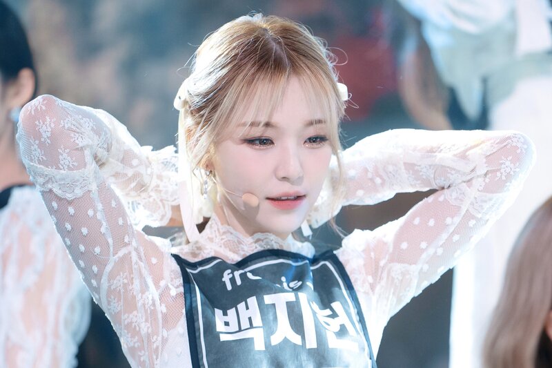 220123 fromis_9 Jiheon - 'DM' at Inkigayo documents 8