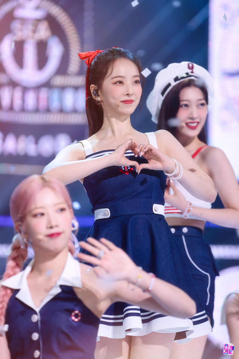 220703 LOONA Vivi at Inkigayo documents 4