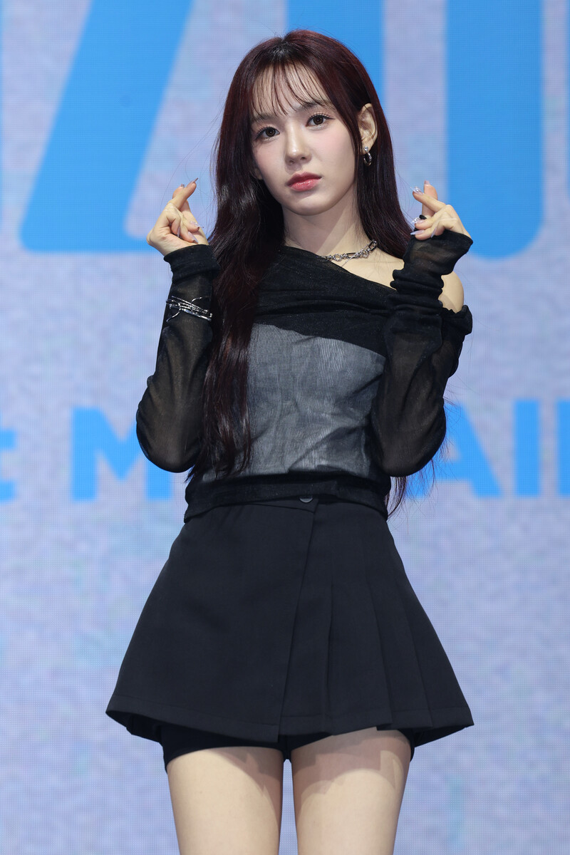 241125 izna Ryu Sarang - at First mini-album 'N/a' Showcase Event documents 2